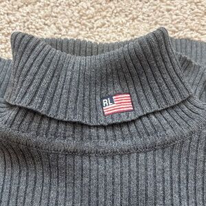 Ralph Lauren Gray Ribbed Turtleneck – Classic American Flag Logo 🇺🇸 Quiet Luxury